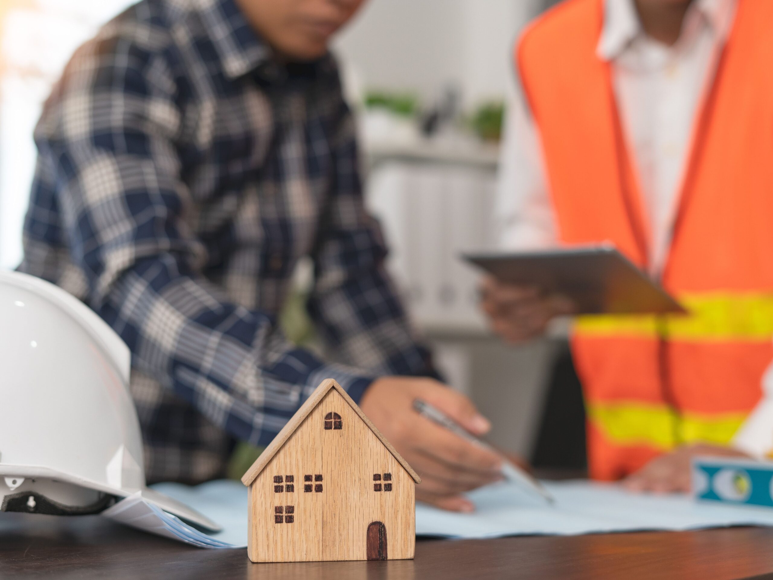 Image d'illustration de deux hommes qui signent des papiers
Expert bâtiment réception de travaux