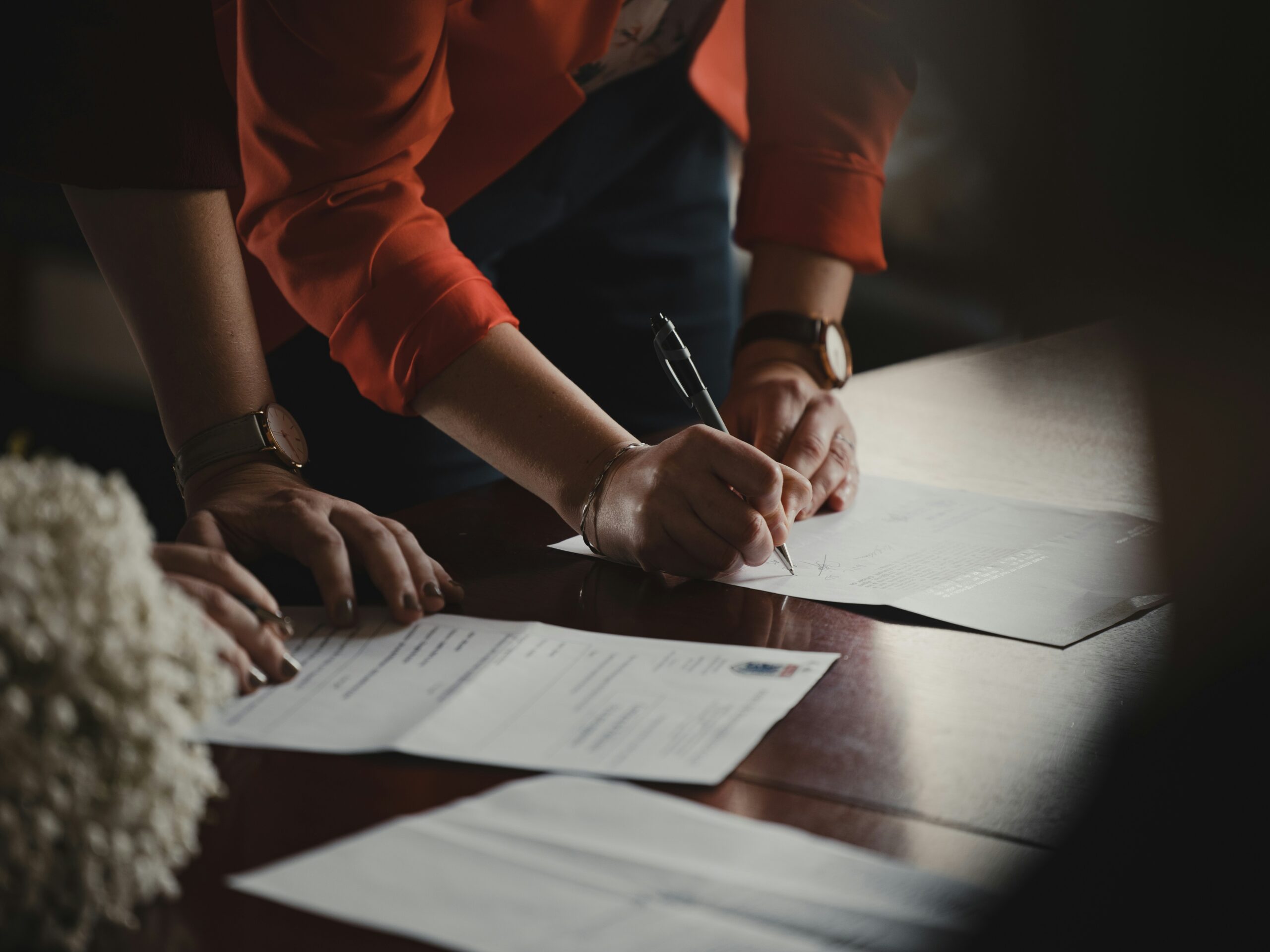 Image de deux personnes qui signent des papiers 
Expert bâtiment assuré